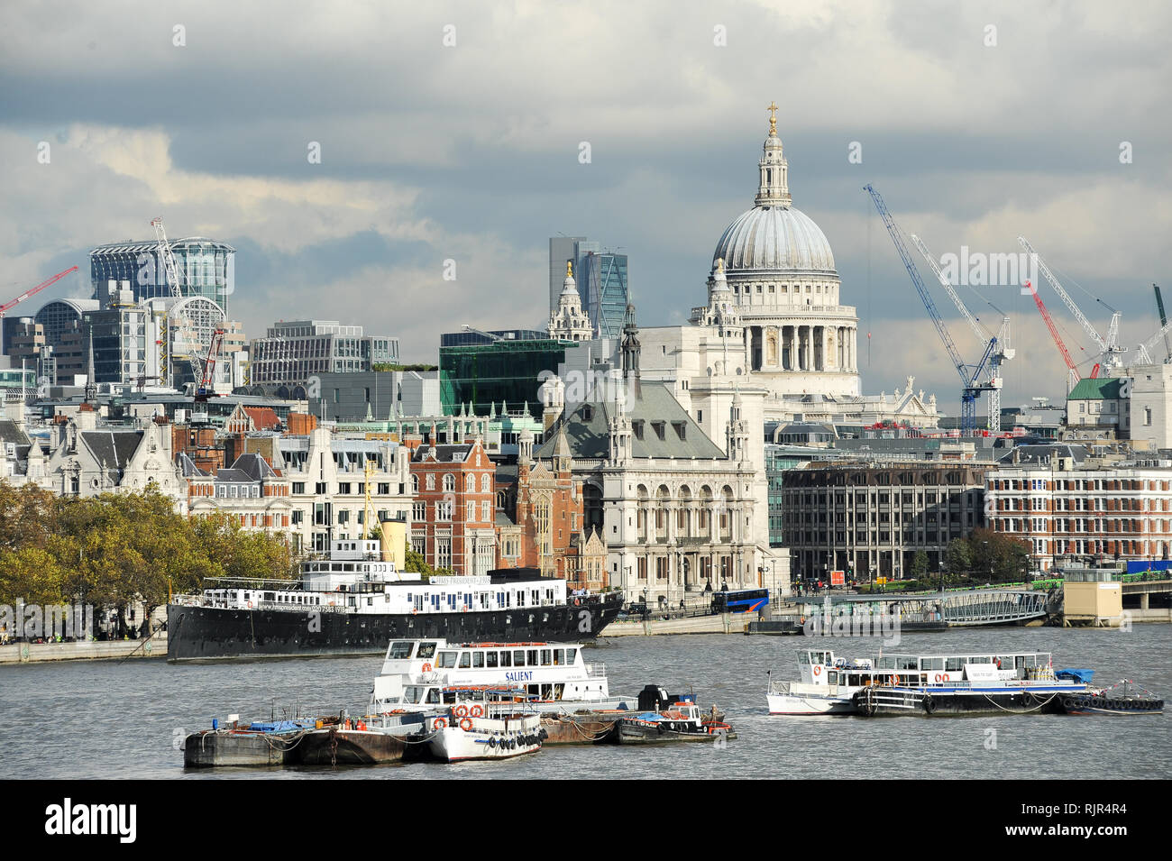 Victoria Embankment, HMS Presidente, JP Morgan, città di Londra in stile barocco e la Cattedrale di St Paul e costruito 1697 da Christopher Wren su Ludgate Hill a Londra Foto Stock