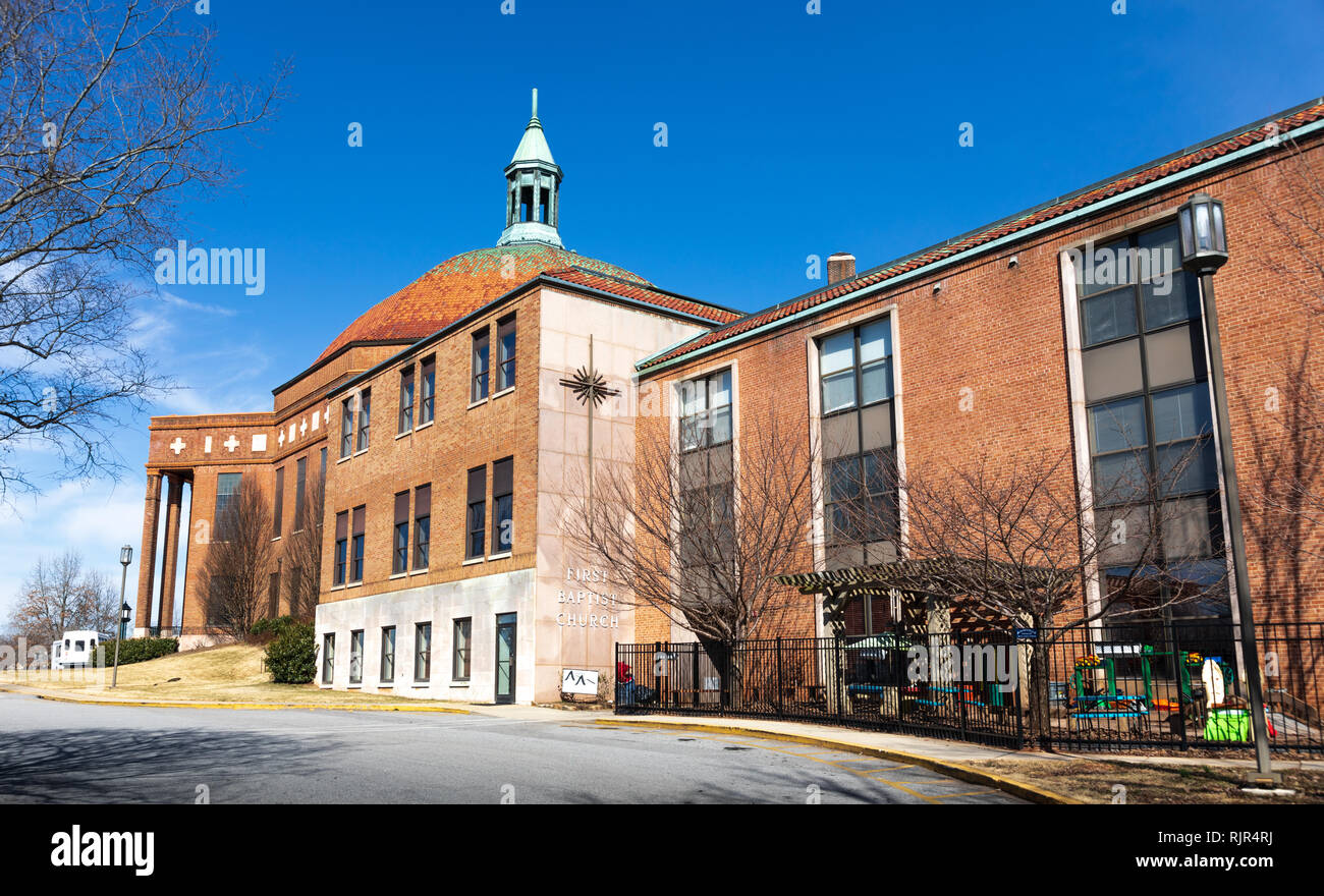 ASHEVILLE, NC, Stati Uniti d'America-2/3/19: l'ala destra della prima Chiesa Battista, che è stato completato nel 1927, costruito con Art Deco styling. Foto Stock