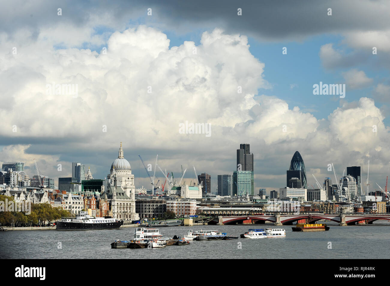 Victoria Embankment, HMS Presidente, JP Morgan, City of London, barocca Cattedrale di St Paul costruito 1697 da Christopher Wren, 30 St Mary Axe skysc office Foto Stock