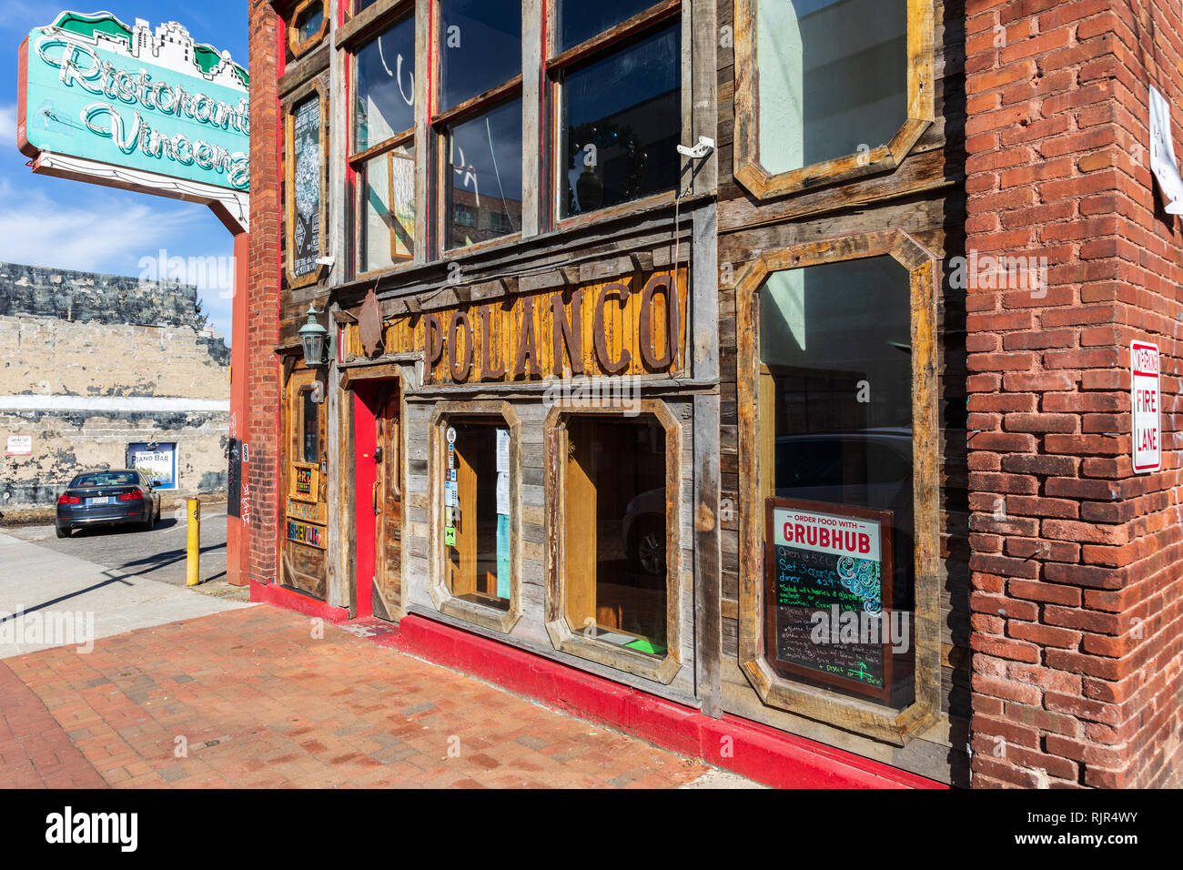 ASHEVILLE, NC, Stati Uniti d'America-2/3/19: questo vecchio edificio commerciale mostra la prova essendo utilizzato per più ristoranti, ed eventualmente altri negozi al dettaglio. Foto Stock