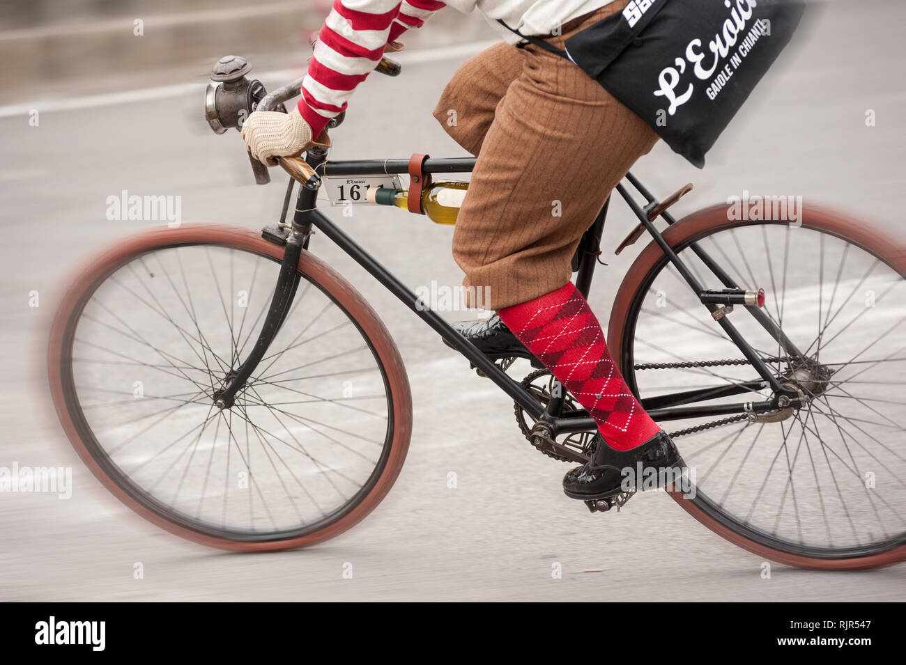 Il partecipante non identificato di L'Eroica, una storica manifestazione  ciclistica per i proprietari di biciclette d'epoca, riprodotti su ghiaia  bianca strade del Chianti Foto stock - Alamy