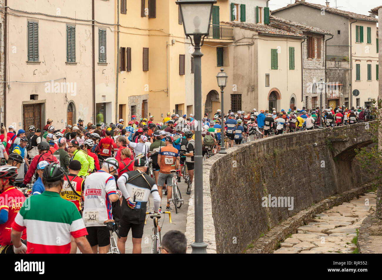 Il partecipante non identificato di L'Eroica, una storica manifestazione ciclistica per i proprietari di biciclette d'epoca, riprodotti su ghiaia bianca strade del Chianti. Foto Stock