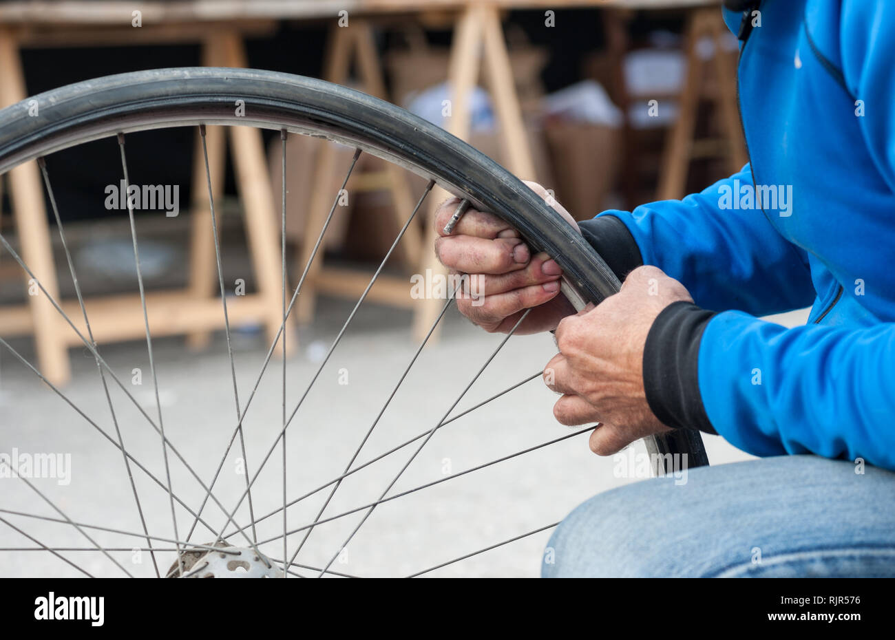 Lo smontaggio di un pneumatico di una bicicletta dopo una foratura Foto Stock