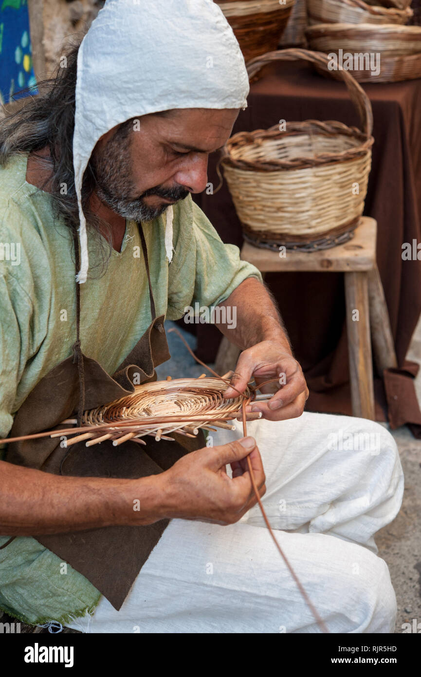 L'artigiano costruisce un cestello tessitura i rami di salici Foto Stock