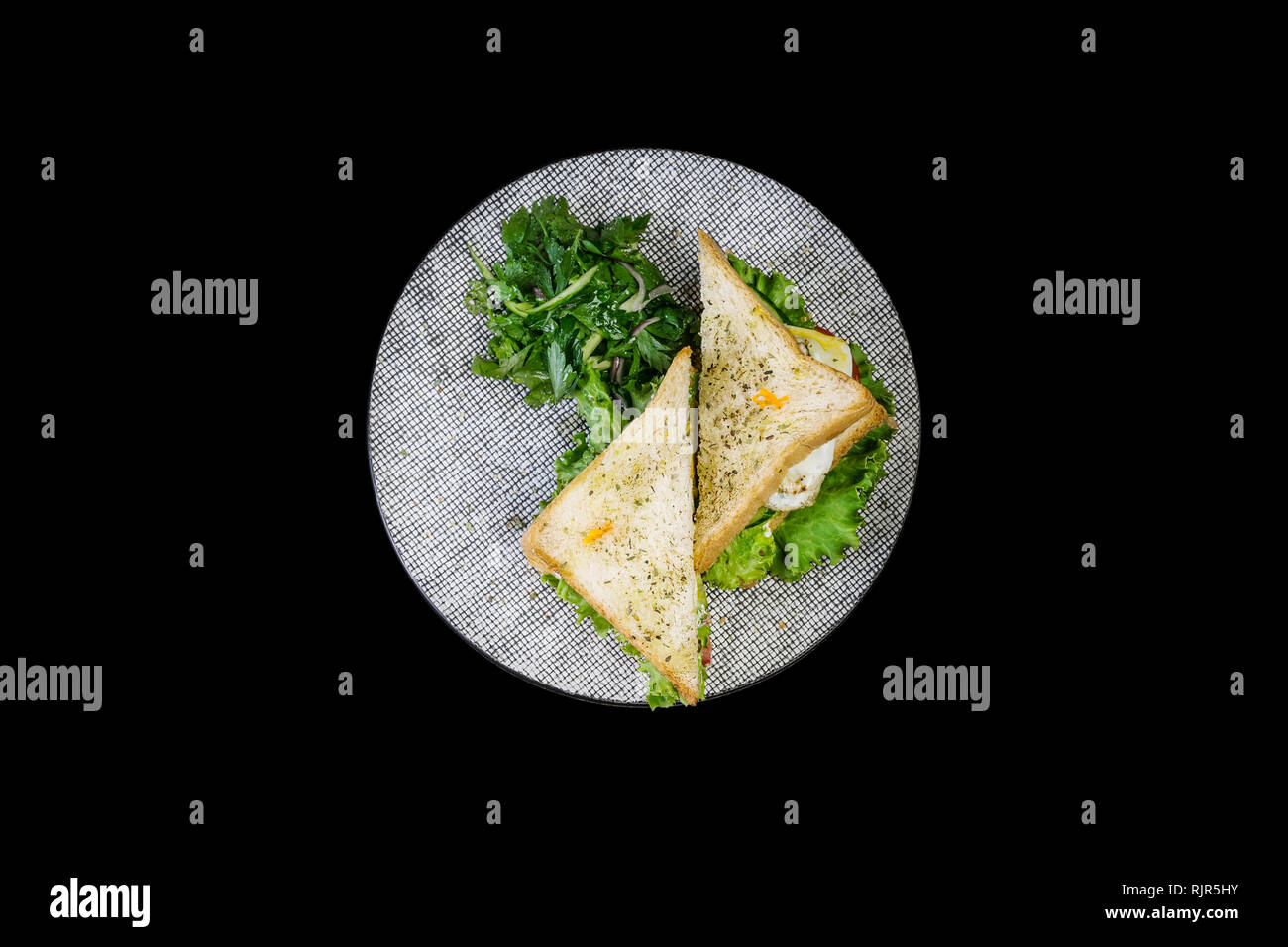 Sandwich di Pollo e le verdure su una piastra di ceramica. Isolato su sfondo nero, vista dall'alto Foto Stock