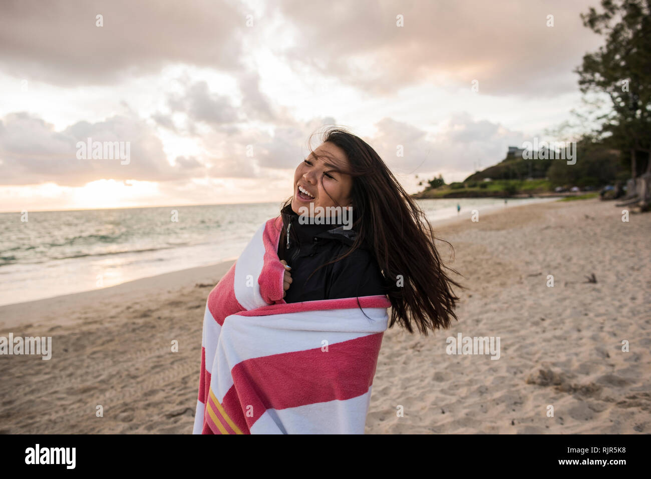 Donna capelli oscillanti, Kailua Beach, Oahu, Hawaii Foto Stock