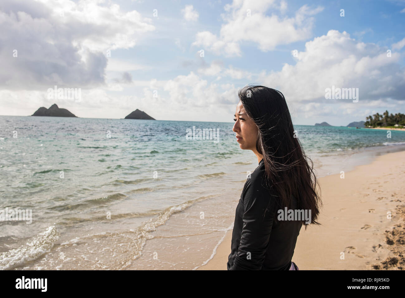 Donna che guarda al mare, Lanikai Beach, Oahu, Hawaii Foto Stock