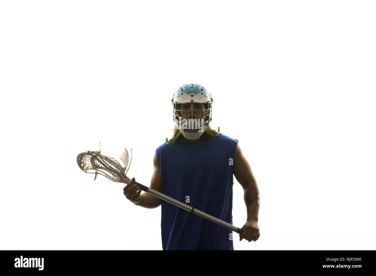 L'uomo la modellazione di lacrosse Casco e stick Foto Stock