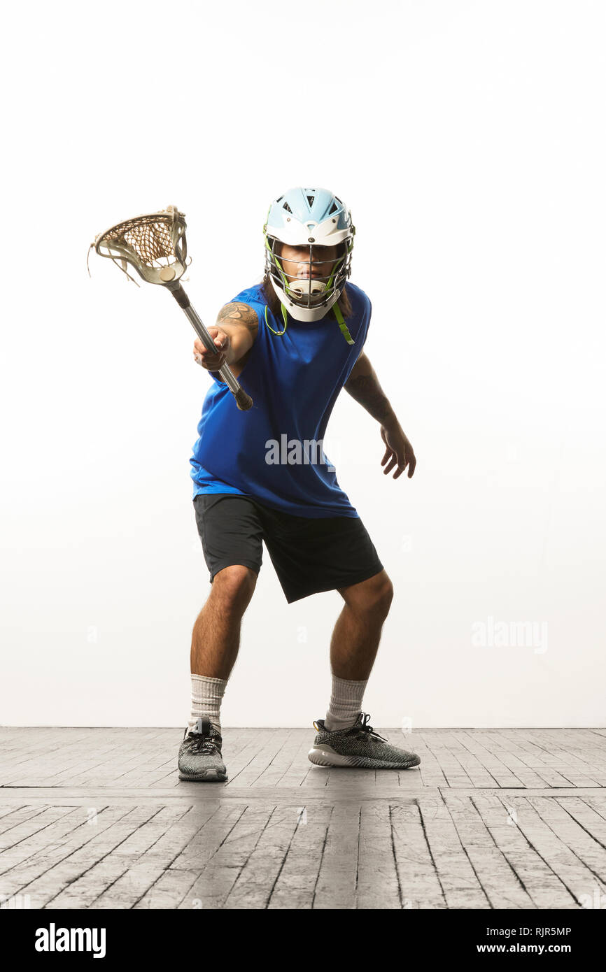L'uomo la modellazione di lacrosse Casco e stick Foto Stock