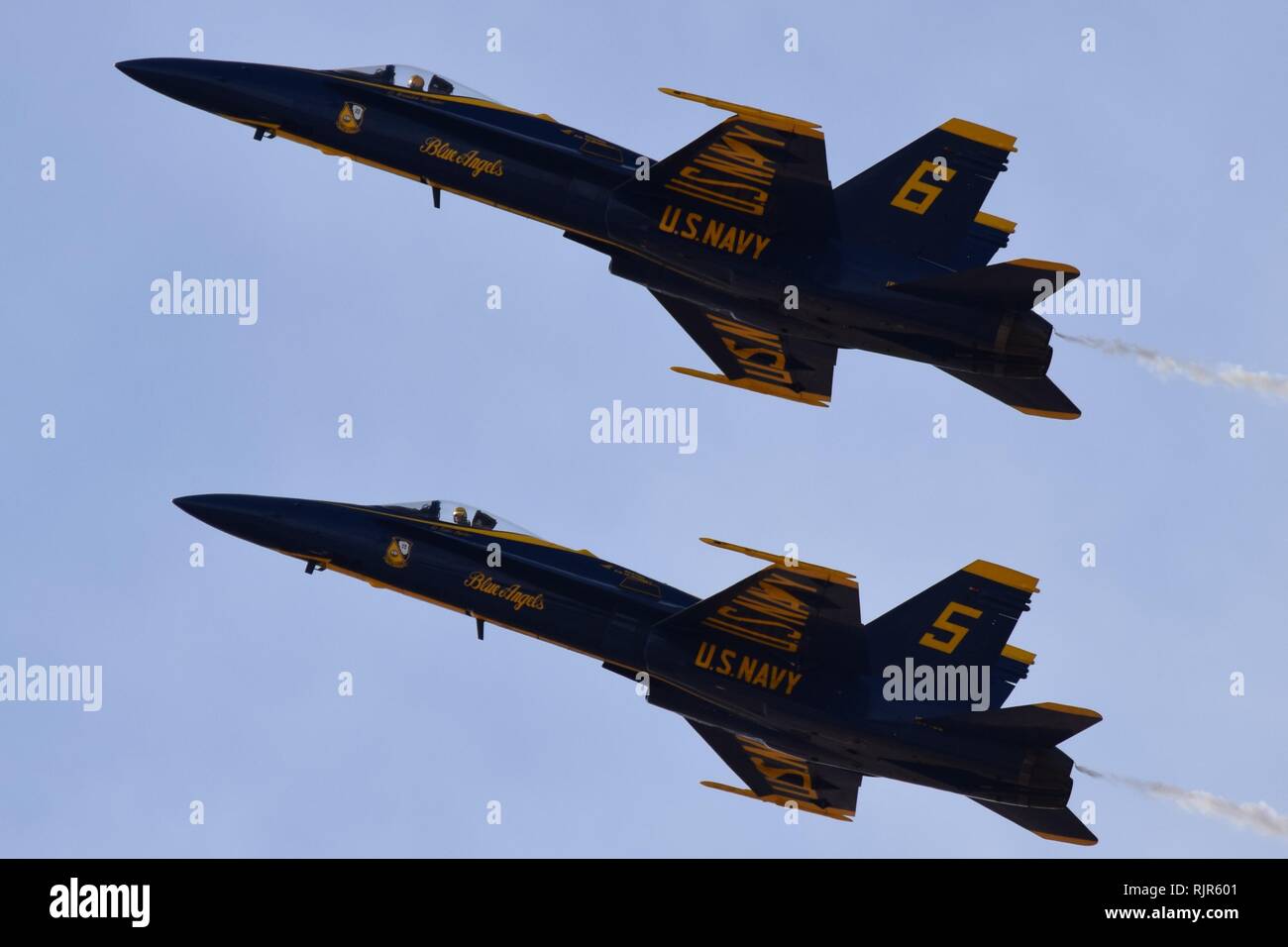 La US Navy dimostrazione team Blue Angels volare l'F/A-18 calabroni in precisi la formazione a Luke Air Force Base in airshow Arizona nel 2018. Foto Stock