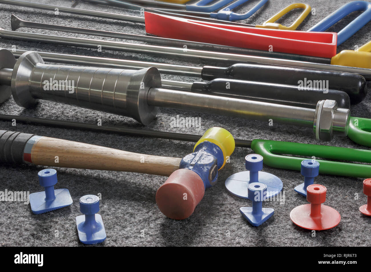 Strumenti per la rimozione ammaccature sulla carrozzeria della vettura senza verniciatura Foto Stock