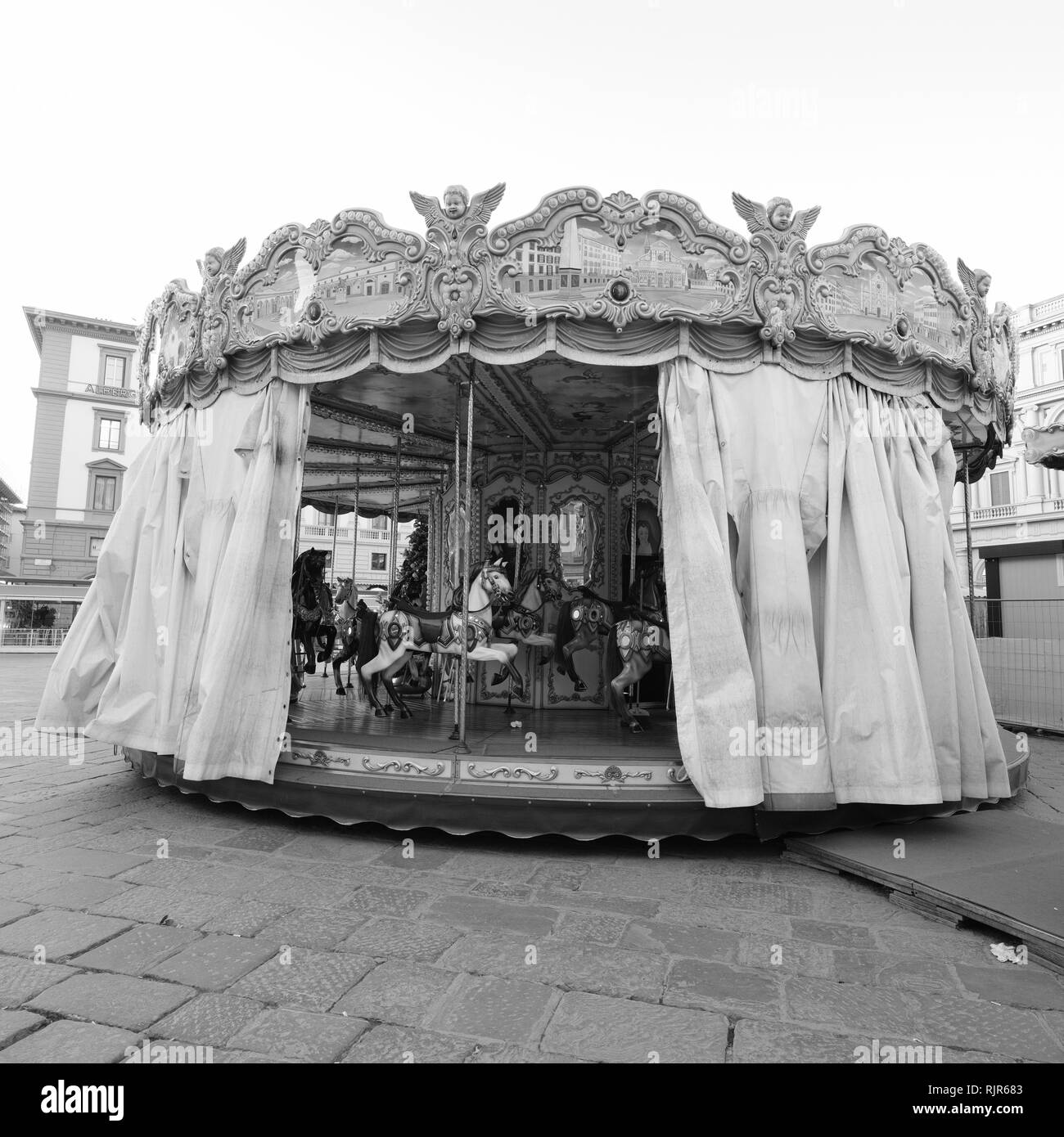 Tradizionale Merry Go Round con vintage Giostra cavalli Lisbona Portogallo Foto Stock