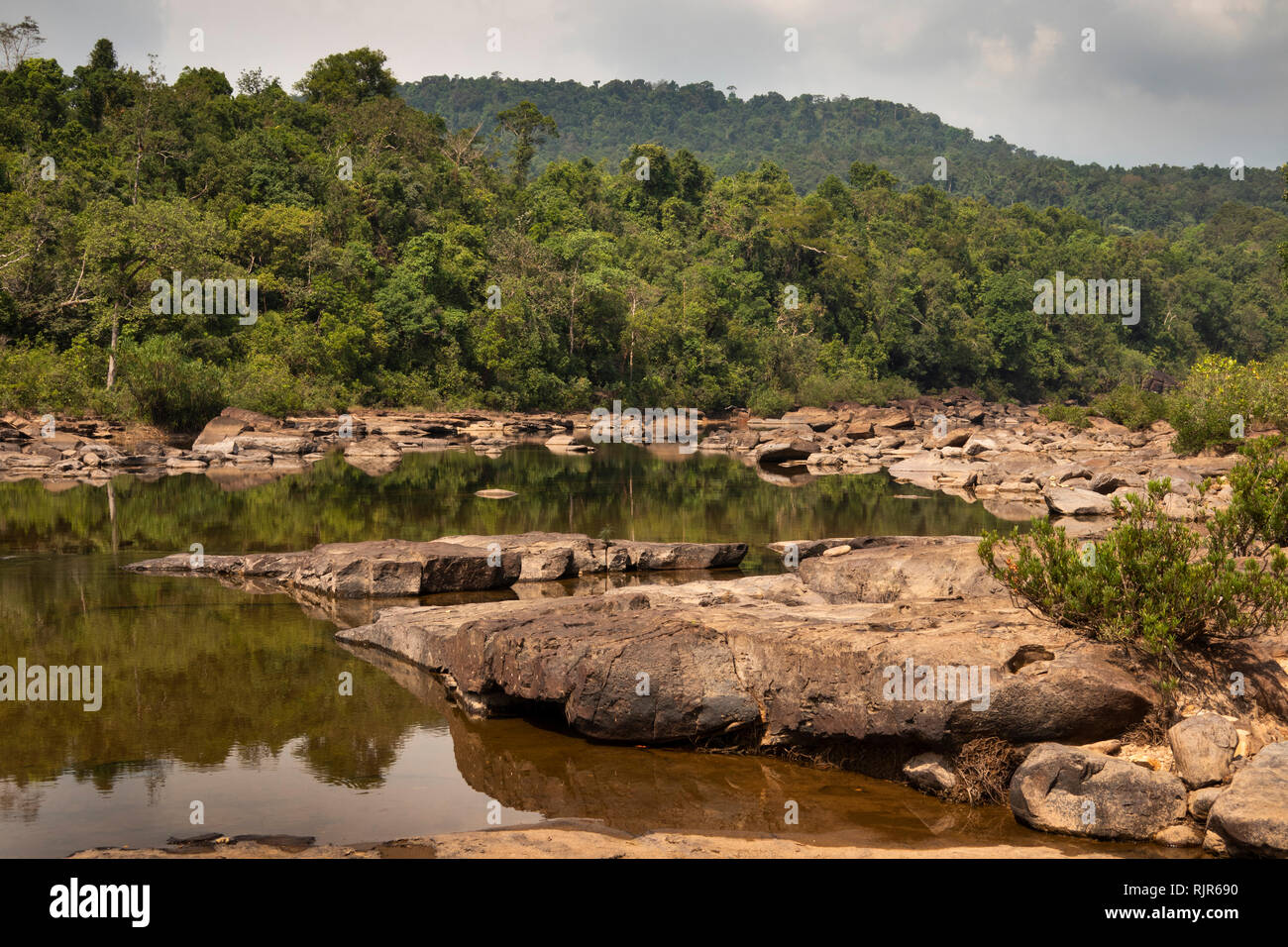 Cambogia, Koh Kong Provincia, Tatai, Cascata, riflessi in acqua calma sopra scende nella stagione secca Foto Stock
