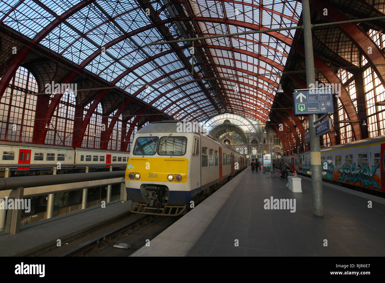 Antwerpen-Centraal, centrale di Anversa è la principale stazione ferroviaria della città belga di Anversa. La stazione è gestita dall'azienda ferroviaria nazionale. Foto Stock