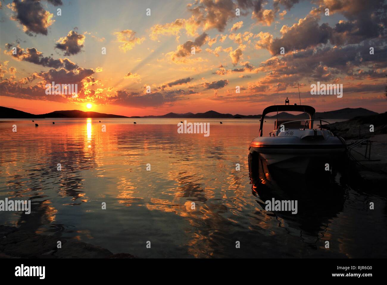 Il tramonto dopo la tempesta con bei colori e riflessi sul mare. Parco Nazionale Kornati , Croazia Foto Stock