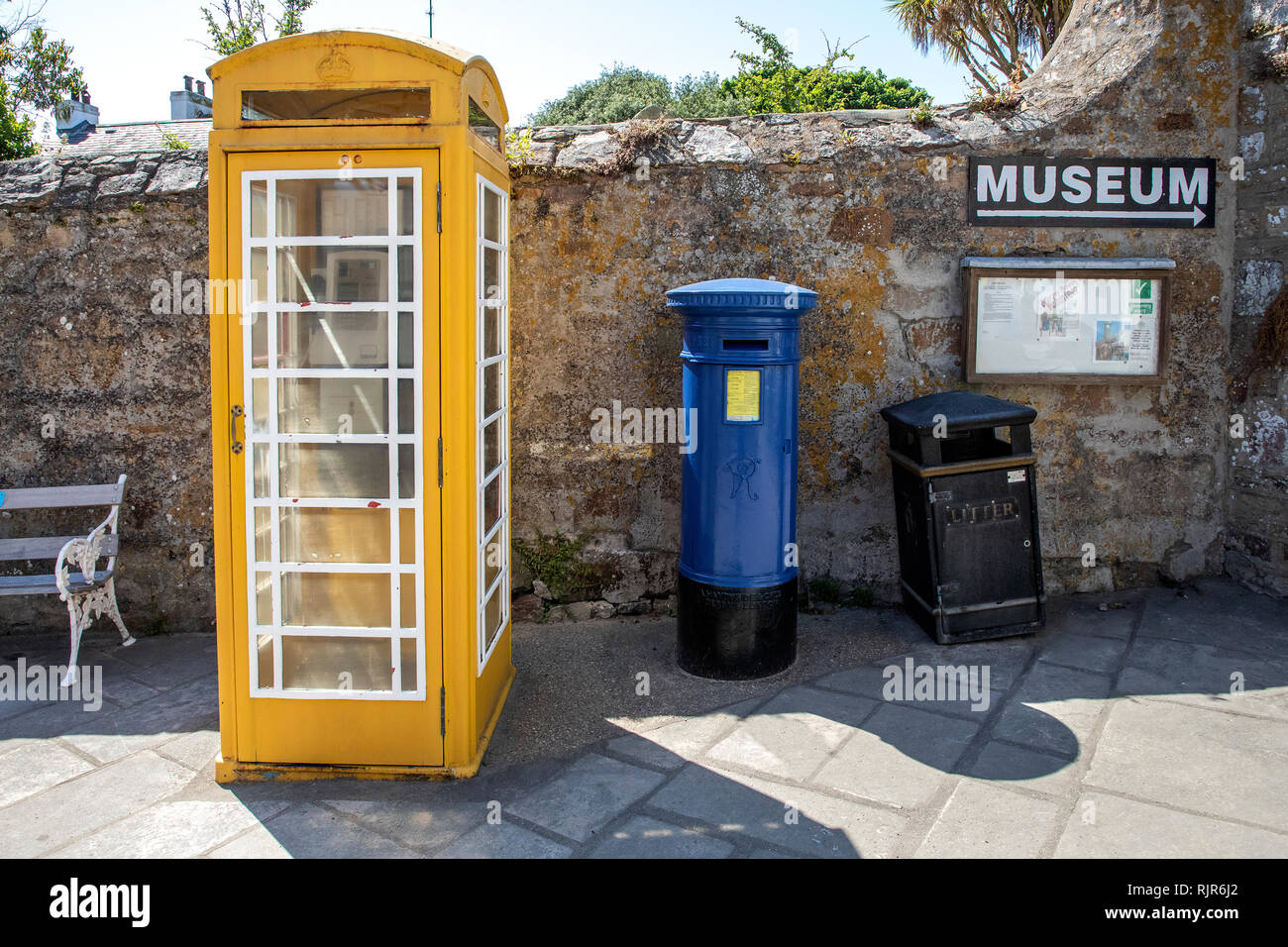 Nella casella Telefono e postbox dall'entrata del museo, parte superiore della High Street, St Anne's, Alderney. Foto Stock