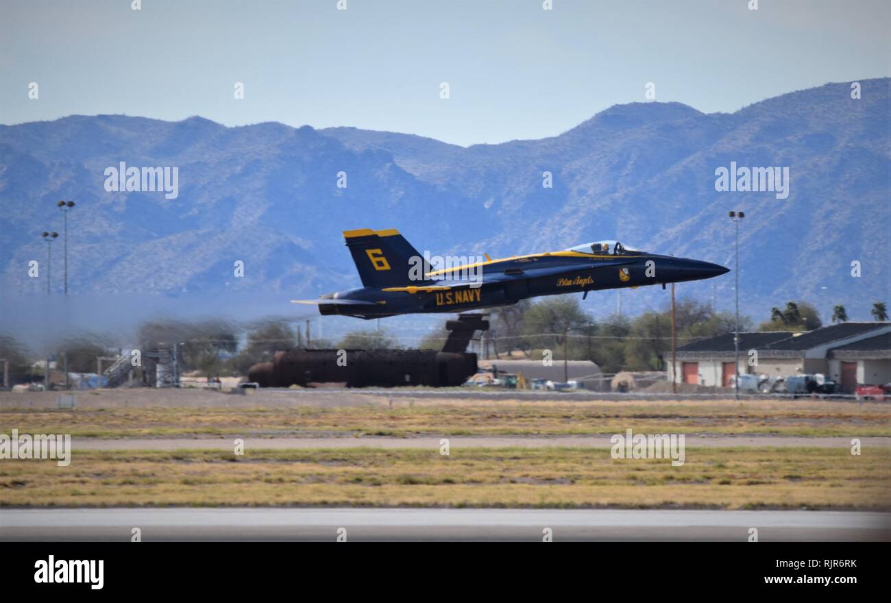 La US Navy dimostrazione team Blue Angels volare l'F/A-18 calabroni in precisi la formazione a Luke Air Force Base in airshow Arizona nel 2018. Foto Stock