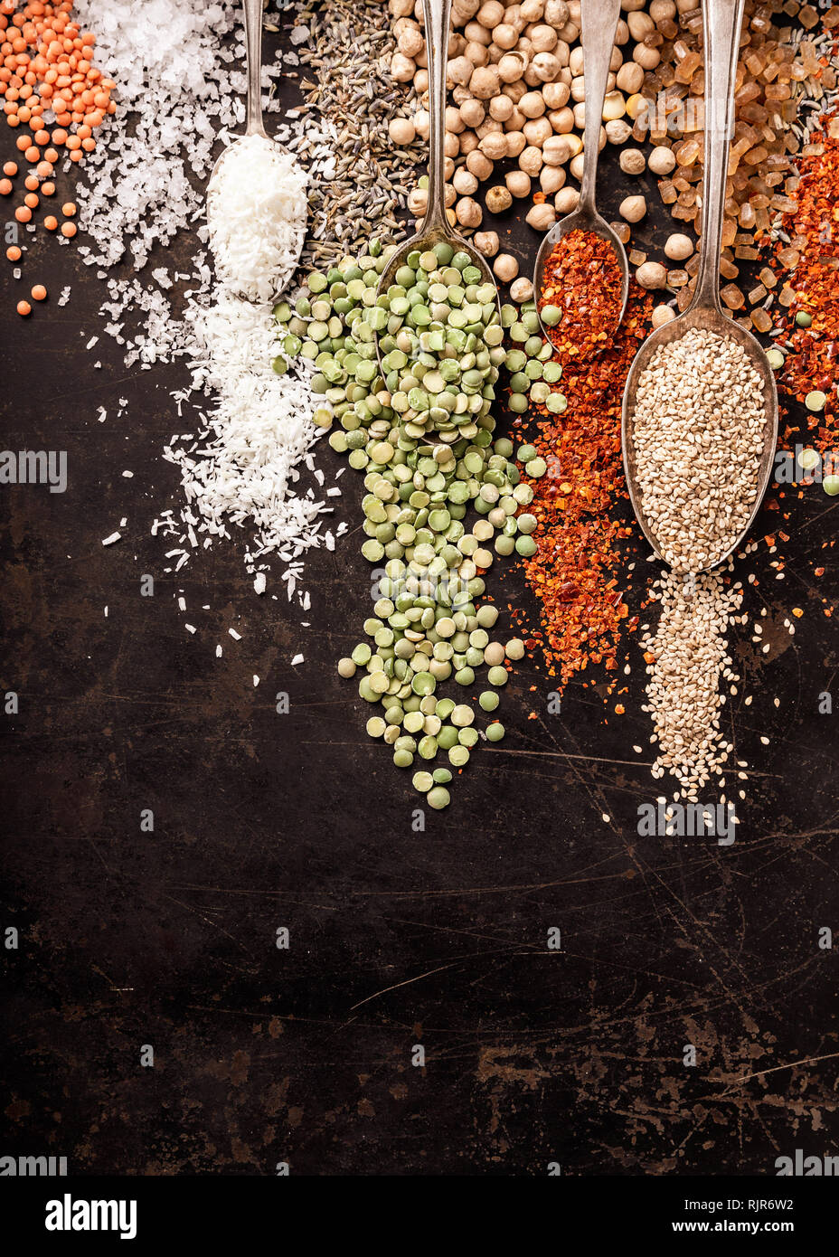 Spezie e legumi su sfondo nero, vista dall'alto Foto Stock
