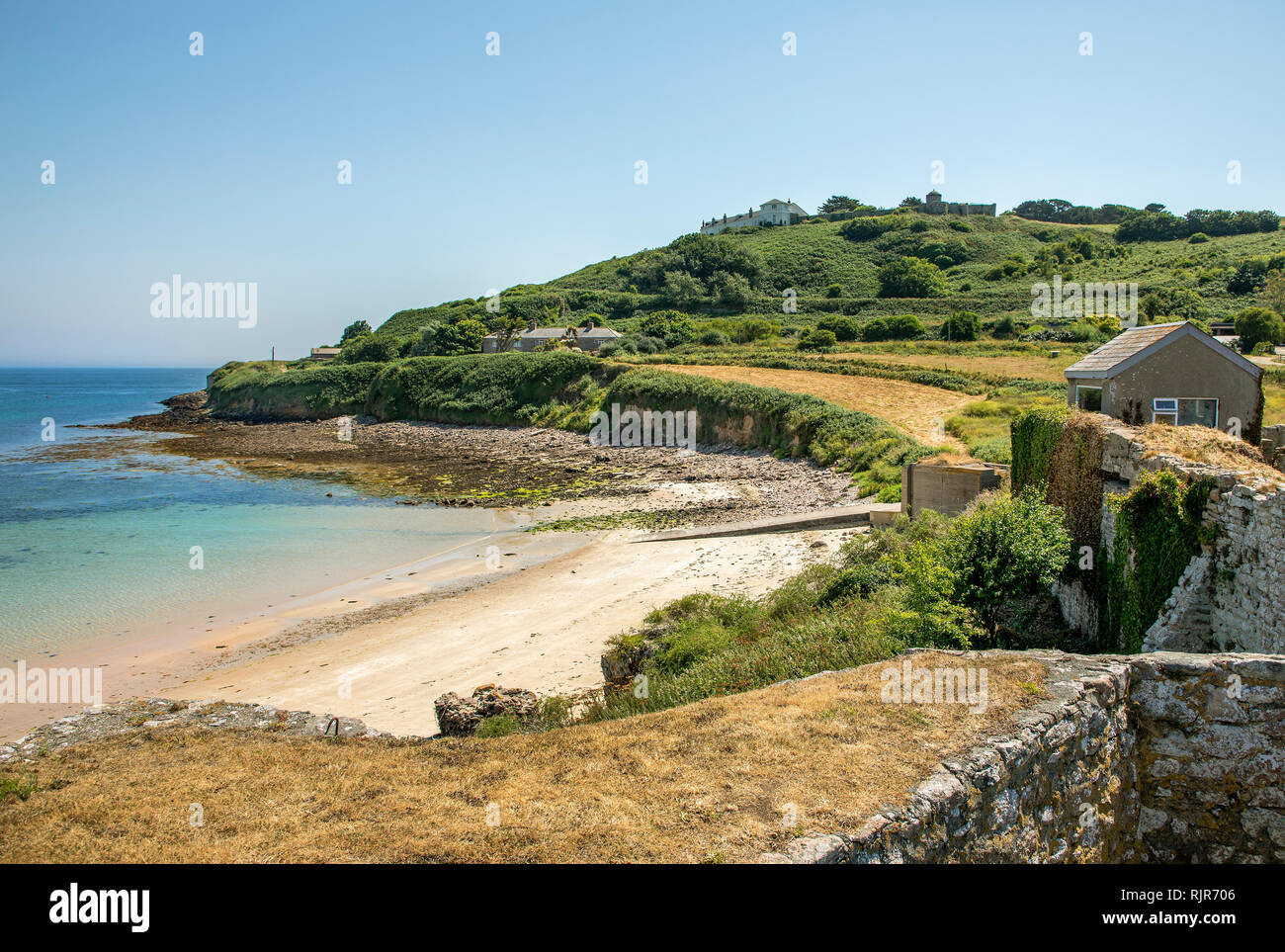 Vista verso sud-ovest lungo la baia di Longis Alderney, presi dalle pareti di un forte romano costruito su un età di ferro e sito. Foto Stock