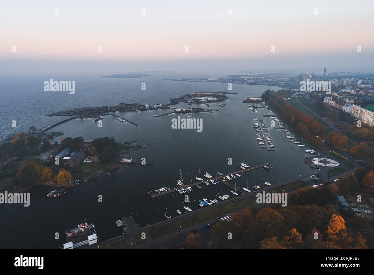 Vista aerea delle isole al di fuori di Helsinki costa a Karhupuisto su una giornata autunnale con un po' di nebbia e barche alla marina. Finlandia Foto Stock