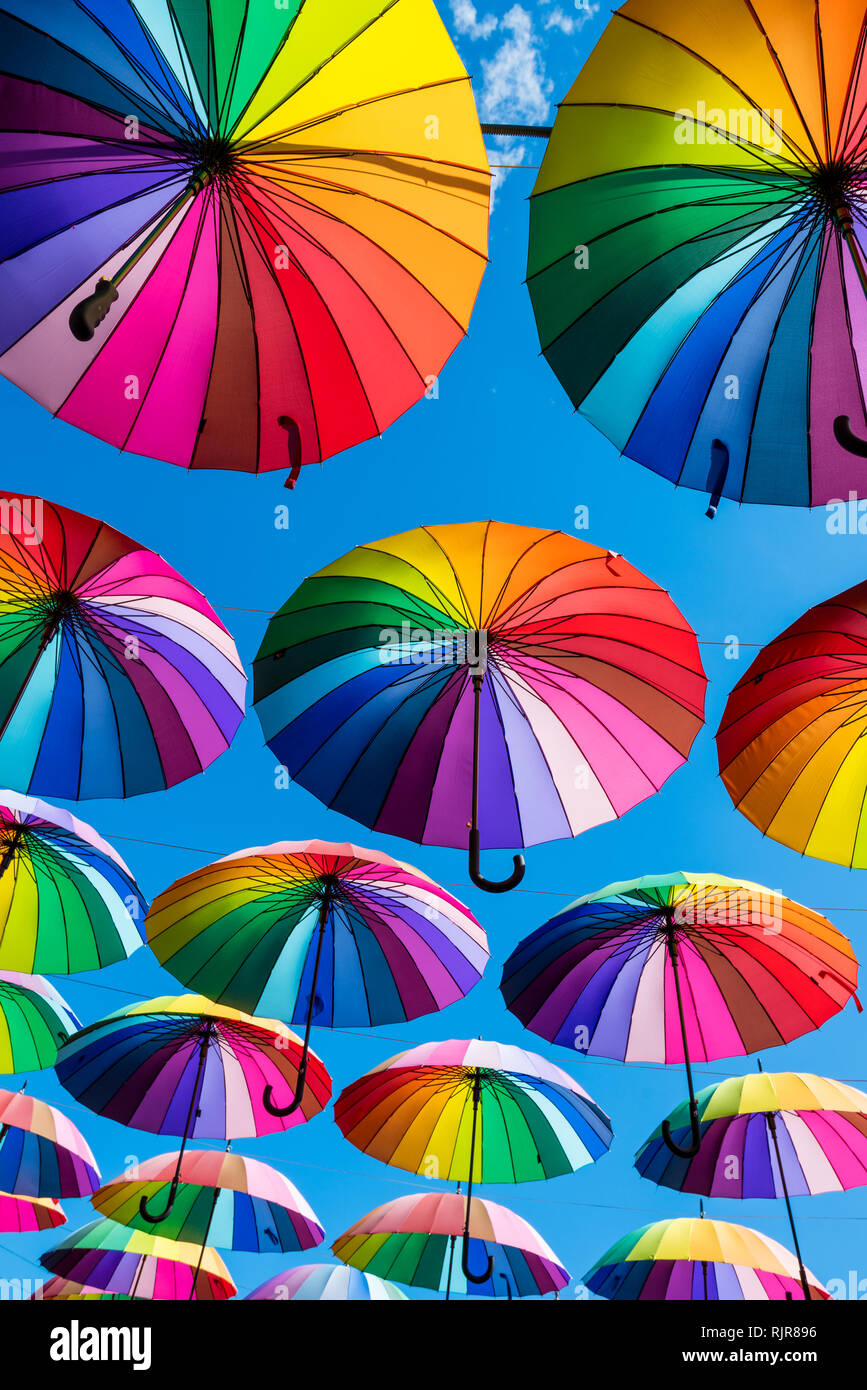 Ombrello arcobaleno arcobaleno colorato Foto Stock