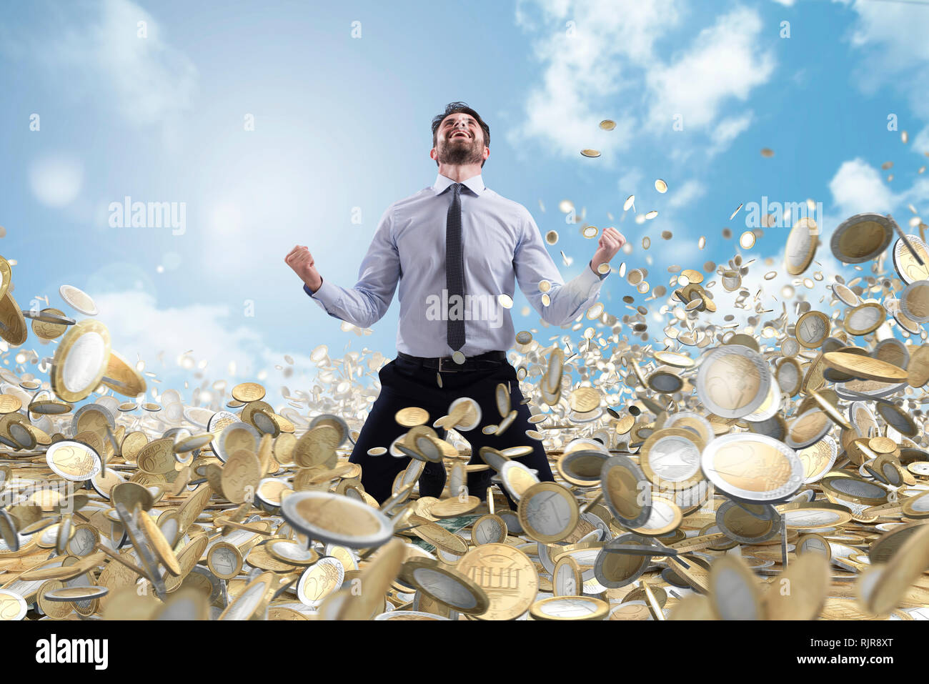 Imprenditore esulta su un sacco di soldi monete Foto Stock