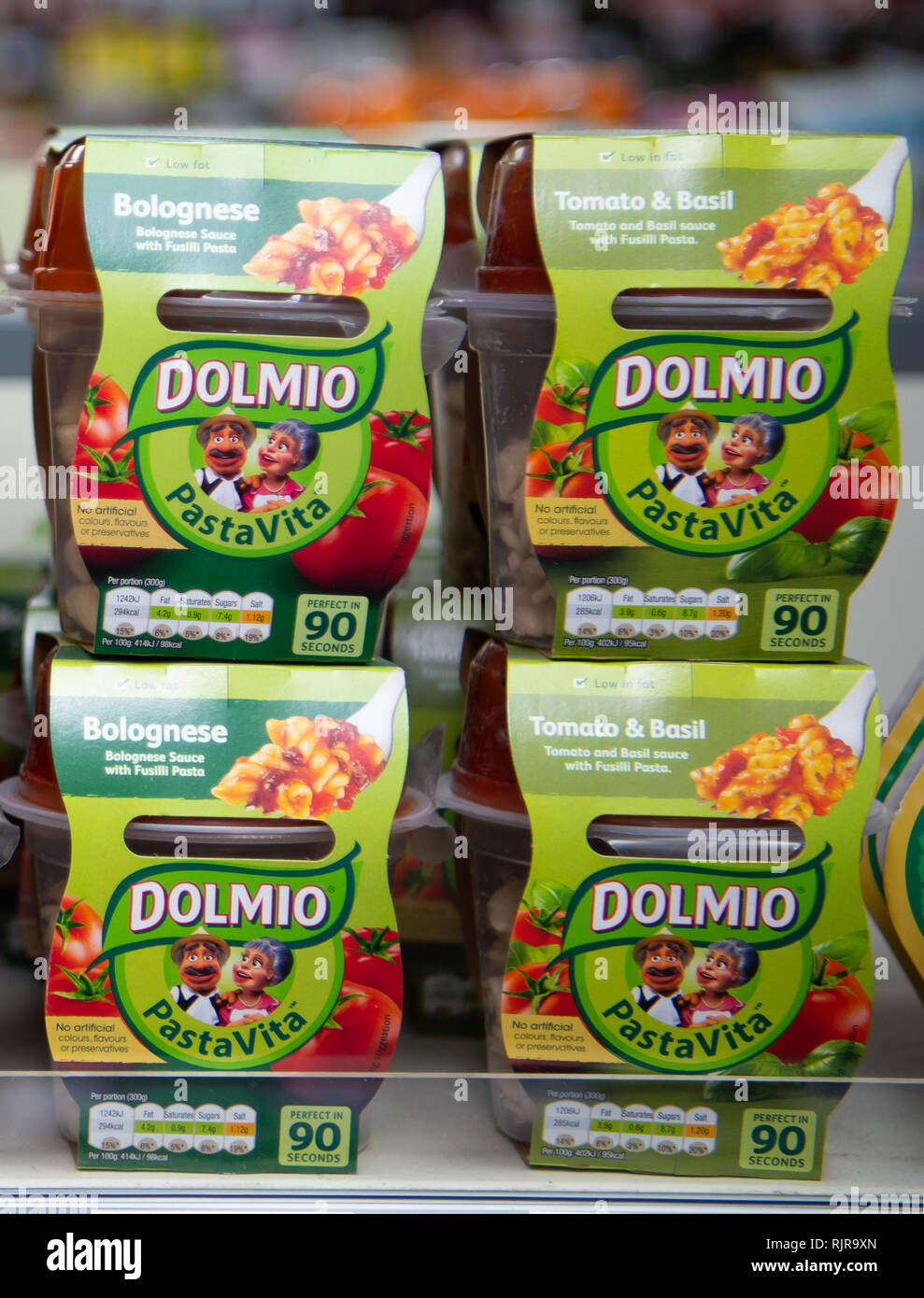 Un Dolmio pasta pot in vendita in un negozio di supermercati nel Regno Unito. Foto Stock