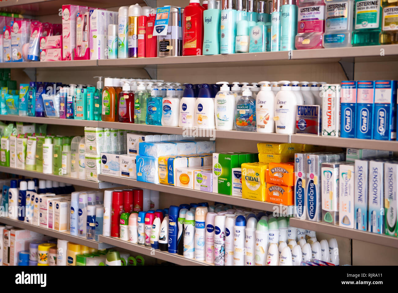 Articoli da bagno in vendita in farmacia store nel Regno Unito. Foto Stock