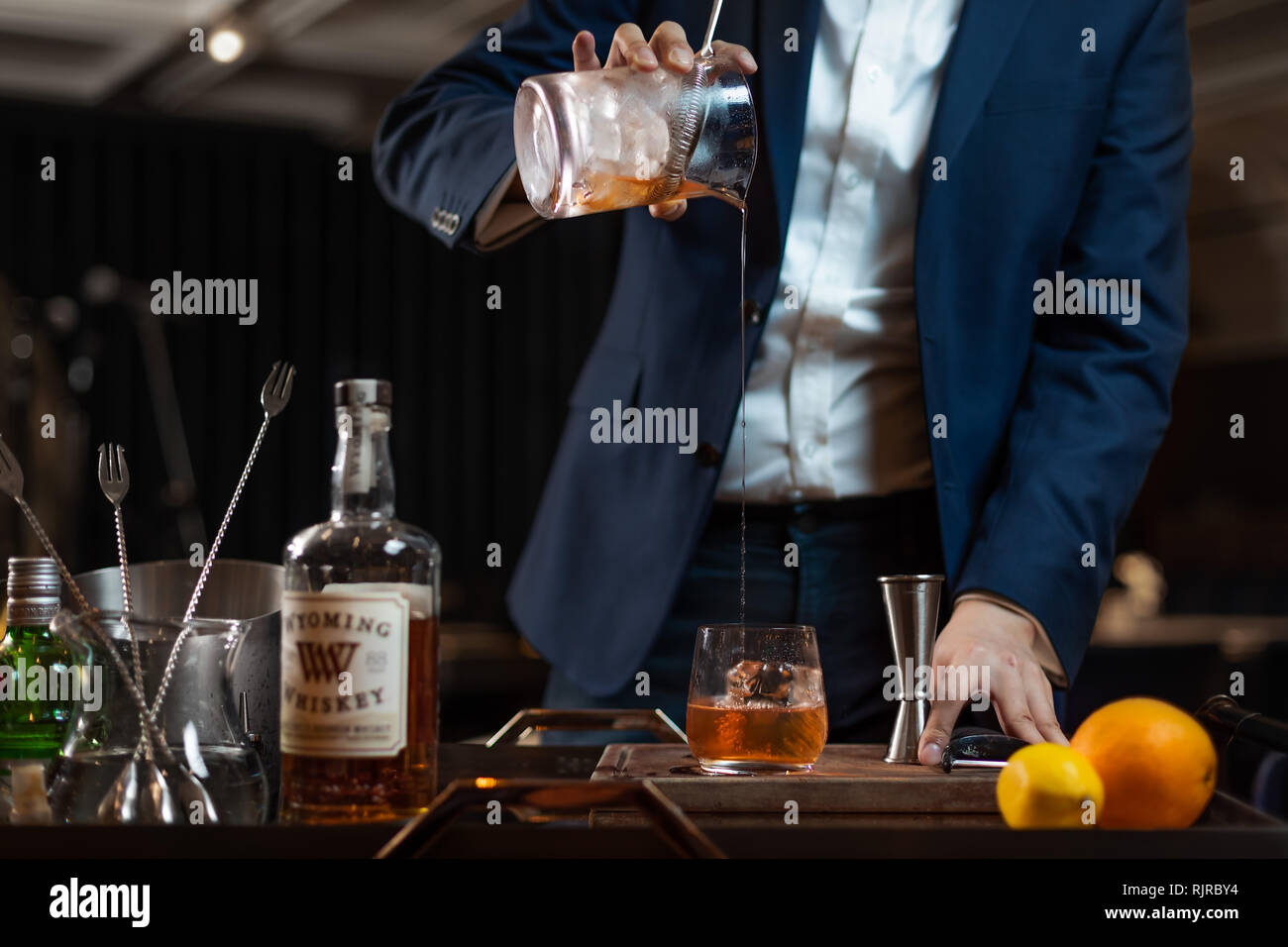 La realizzazione di un vecchio stile cocktail Foto Stock