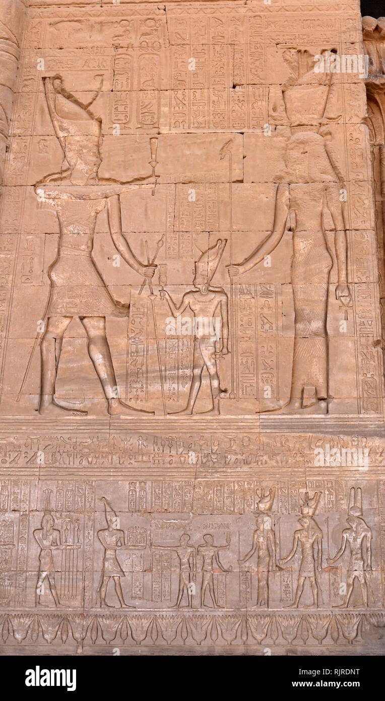 L'imperatore romano Tiberio con la dea Hathor, raffigurato su un rilievo al tempio di Hathor, Dendera, Egitto Foto Stock