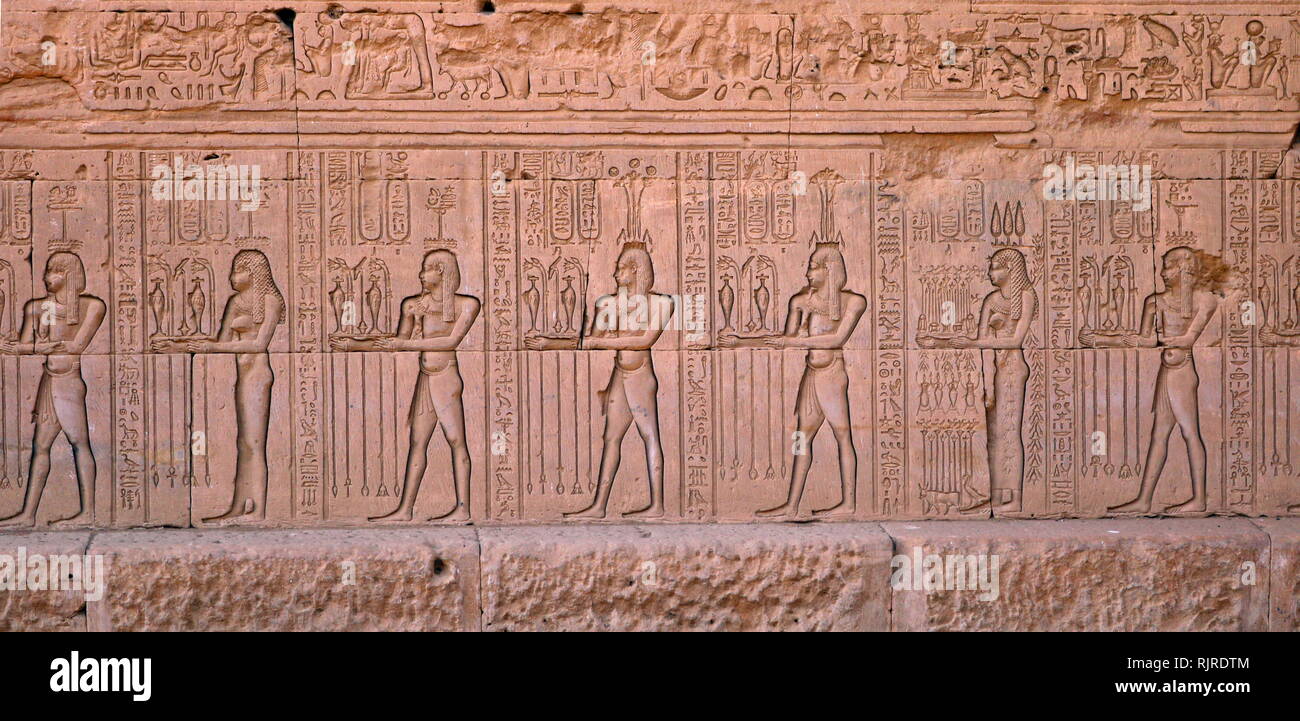 Dio egiziano Haby, presentando offerta di una Lotus, alla dea Iside, da un rilievo presso il tempio di Hathor, Dendera Egitto Foto Stock