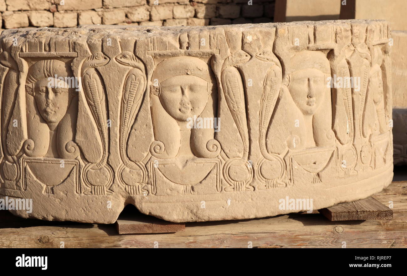 Testa della dea Hathor presso il tempio di Hathor, Dendera Egitto Foto Stock