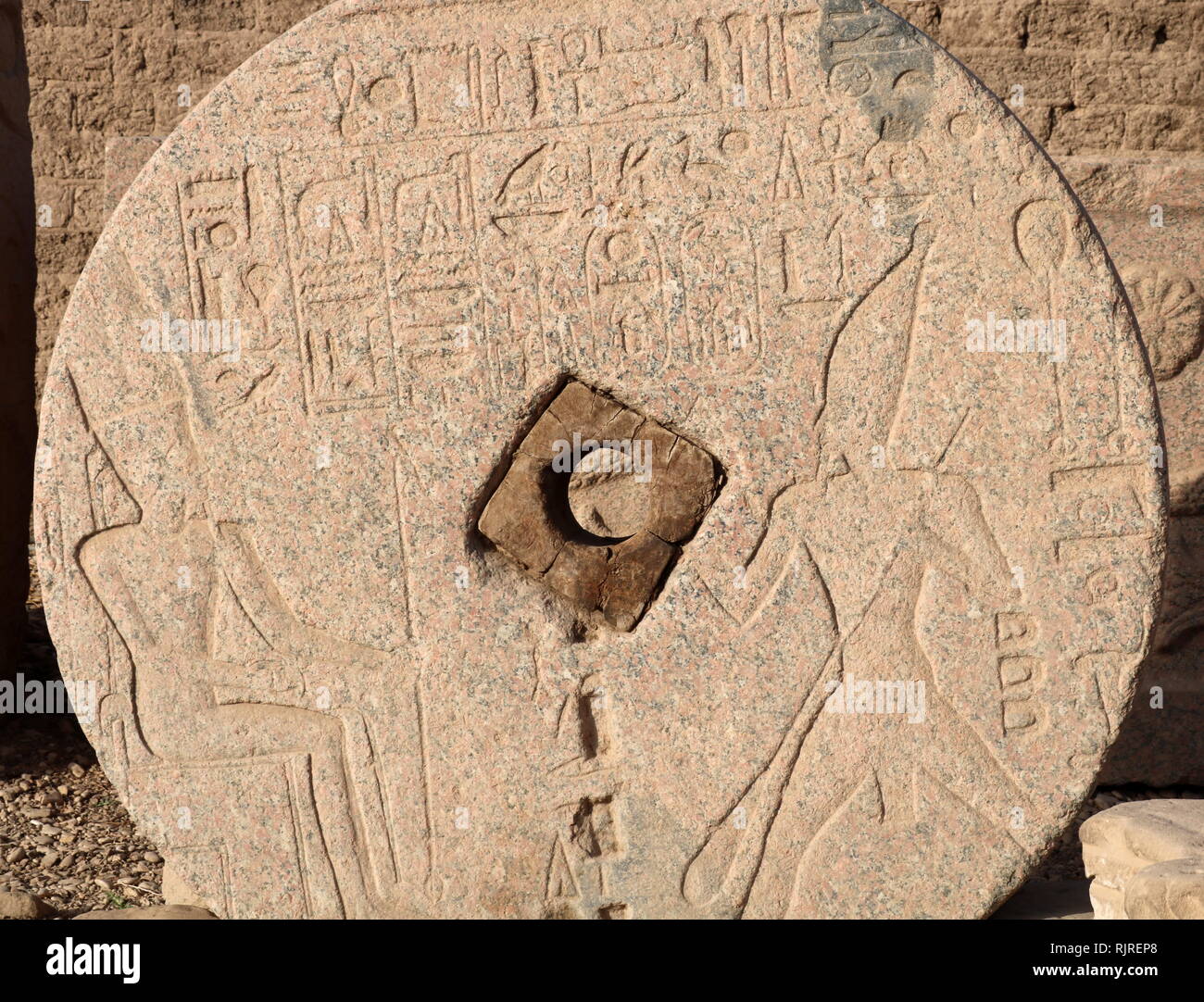 Stele scolpite su un mulino per il mais, in pietra raffigurante Tutmosis III e il dio Amon, presso il tempio di Hathor, Dendera Egitto. Thutmosi III (Tutmosis III) era il sesto faraone della XVIII dinastia. Ufficialmente, Thutmosi III governata in Egitto per quasi 54 anni e il suo regno è di solito datato 24 aprile 1479 BC a 11 marzo 1425 BC Foto Stock