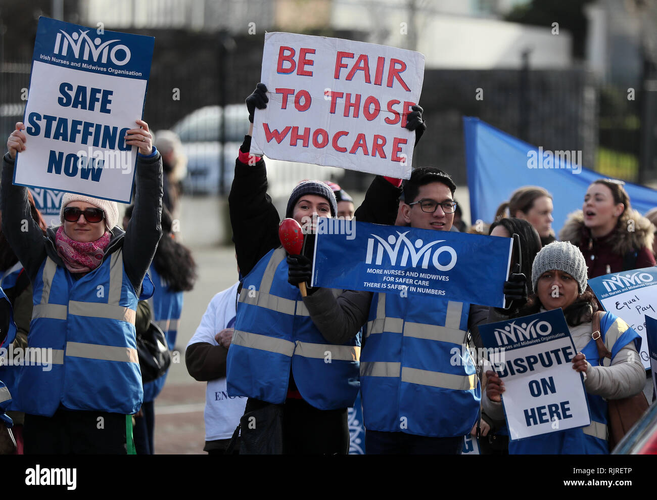 Gli infermieri prendere parte nel loro terzo giorno di azione industriale i salari e le condizioni al di fuori di San James Hospital di Dublino. Foto Stock