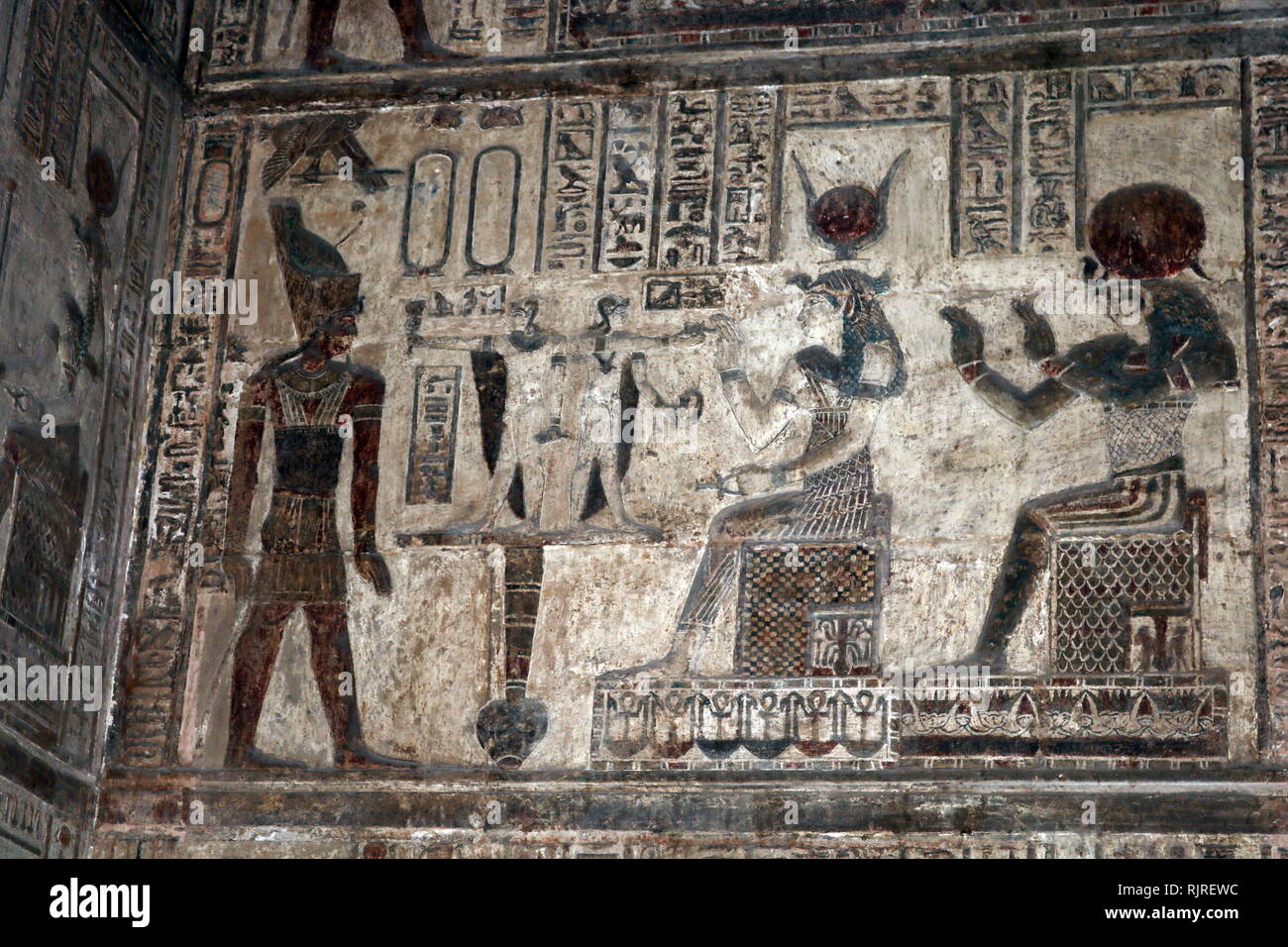 Re nella parte anteriore di Hathor e Horus; sollievo al tempio di Hathor, Dendera, Egitto Foto Stock
