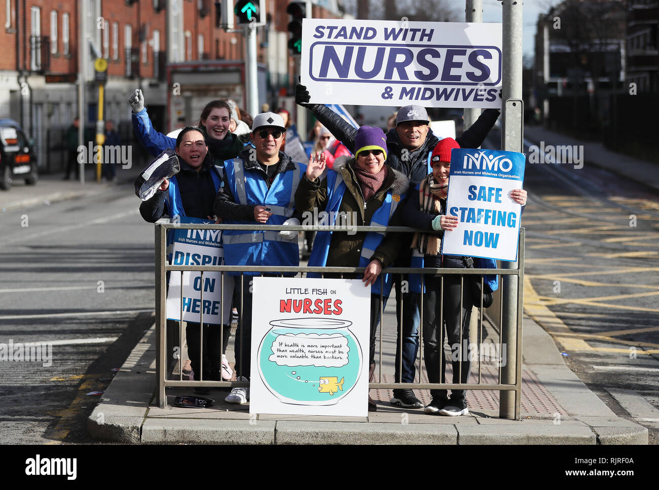 Gli infermieri prendere parte nel loro terzo giorno di azione industriale i salari e le condizioni al di fuori di San James Hospital di Dublino. Foto Stock