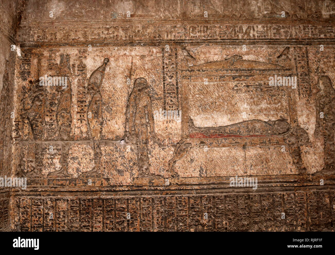 Osiride sul suo letto, pietra lavorata in rilievo dal tempio di Hathor, Dendera, Egitto Foto Stock