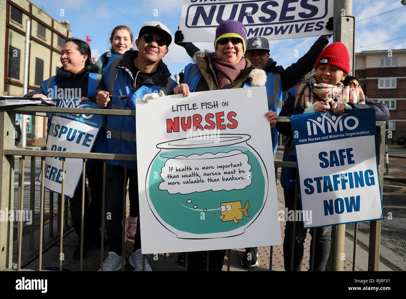 Gli infermieri prendere parte nel loro terzo giorno di azione industriale i salari e le condizioni al di fuori di San James Hospital di Dublino. Foto Stock