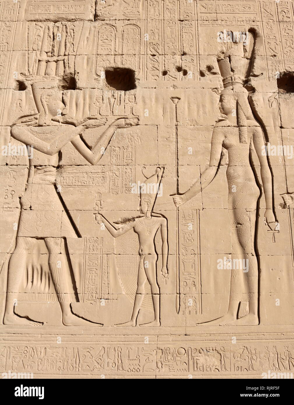 Re nella parte anteriore della dea; raffigurato su una parete sollievo al tempio di Hathor, Dendera, Egitto Foto Stock