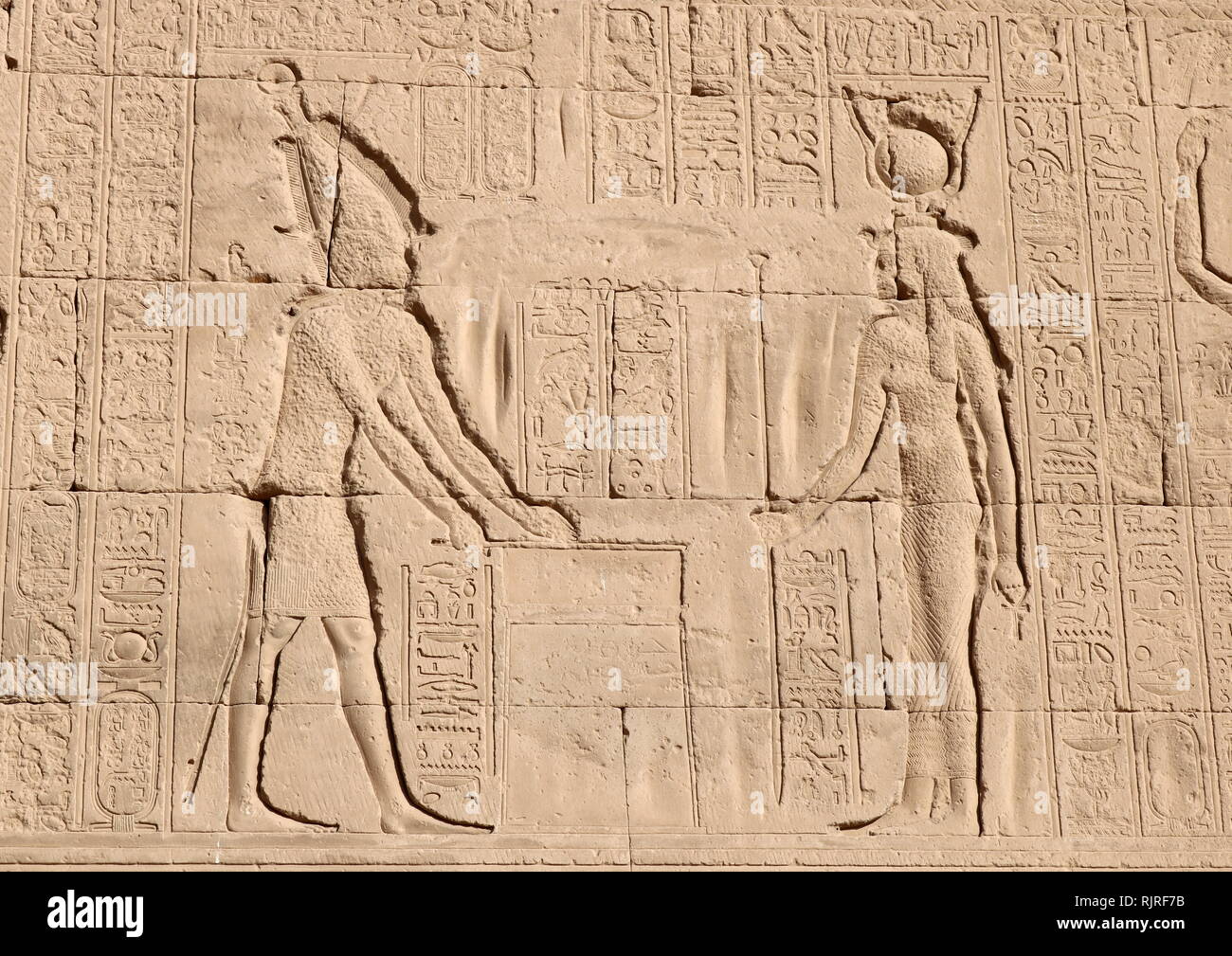 Re nella parte anteriore di Hathor, antica egiziana sollievo al tempio di Hathor, Dendera, Egitto Foto Stock