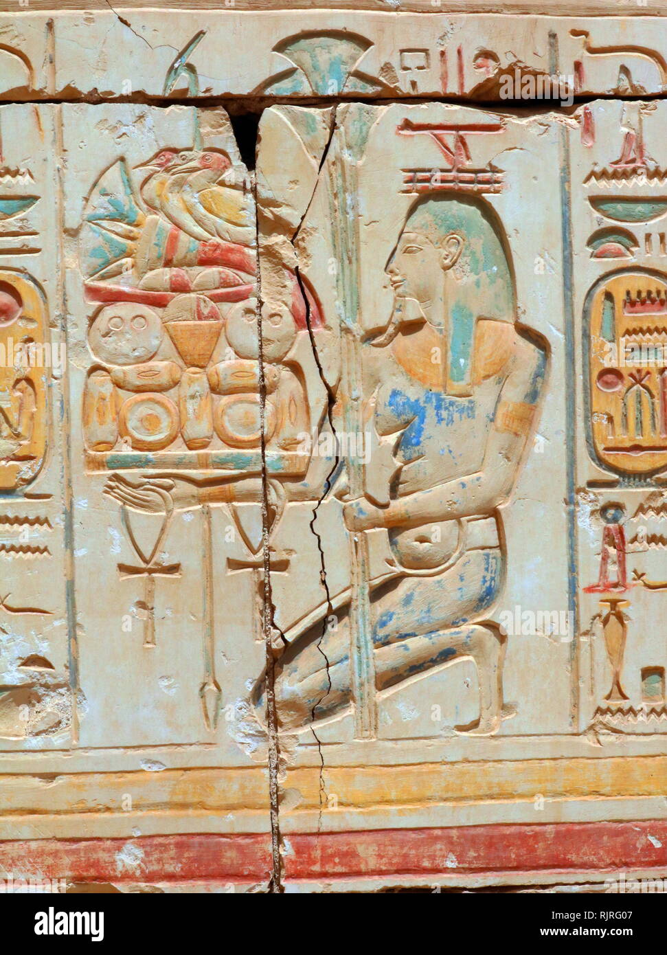 Abydos, una delle città più antiche di antico Egitto; personificazione del membro, presentando l'offerta Foto Stock