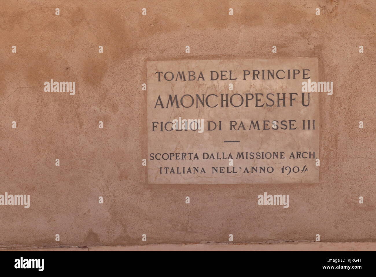 Segno all'ingresso della tomba di Amun-lei-khepeshef, Valle dei Re, Luxor, Egitto. Amon-lei-khepeshef (Amonhirkhopshef, Amon-lei-wenemef, Amon-lei-khepeshef), il figlio primogenito del Faraone Ramesse II e della Regina Nefertari. Amon-lei-khepeshef era il Principe della Corona di Egitto per i primi venticinque anni di Ramesse II il suo regno ma eventualmente predeceased suo padre nel 1263 BC. Amon-lei-khepeshef, come erede al trono, tenuto parecchi titoli. Egli e il suo giovane fratello Khaemwaset combatté nella Battaglia di Kadesh e le campagne in Nubia. Egli è noto per aver avuto una moglie di nome Nefertari Foto Stock
