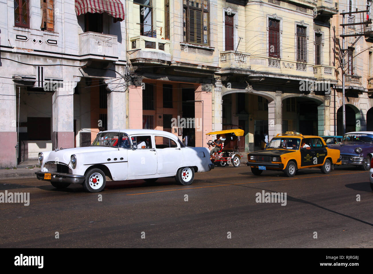 L'Avana - 24 febbraio: cubani drive Classic American cars il 24 febbraio 2011 a L'Avana. Recente modifica della legge consente i cubani al commercio vetture dopo esso Foto Stock
