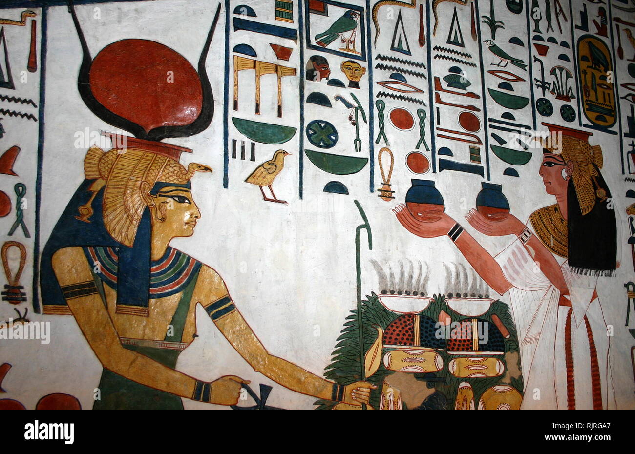 Pittura murale raffigurante la dea Iside con Nefertari, grande moglie