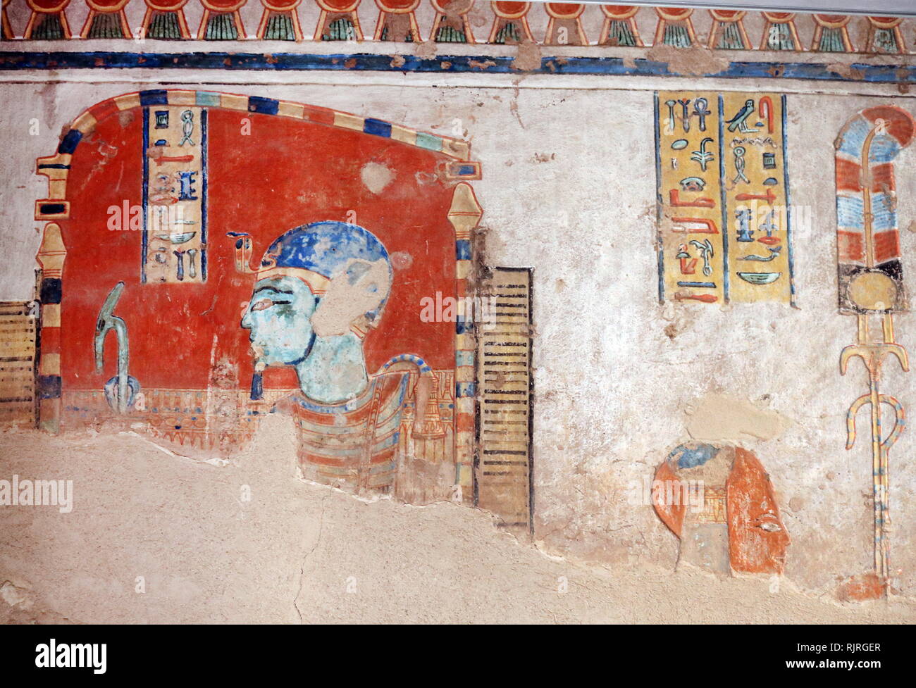 Pittura murale nella tomba del Principe Khaemweset (Khaemweset, Khaemwese o Khaemwaset); quarto figlio di Ramesse II, che nacque c. 1303 BCE; morì luglio o agosto 1213 BCE; regnò 1279-1213 BCE, e il secondo figlio mediante la sua regina Isetnofret Foto Stock