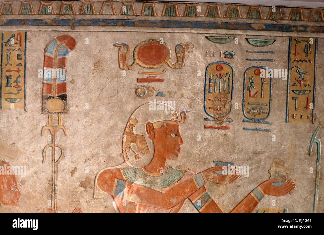 Pittura murale nella tomba del Principe Khaemweset (Khaemweset, Khaemwese o Khaemwaset); quarto figlio di Ramesse II, che nacque c. 1303 BCE; morì luglio o agosto 1213 BCE; regnò 1279-1213 BCE, e il secondo figlio mediante la sua regina Isetnofret Foto Stock