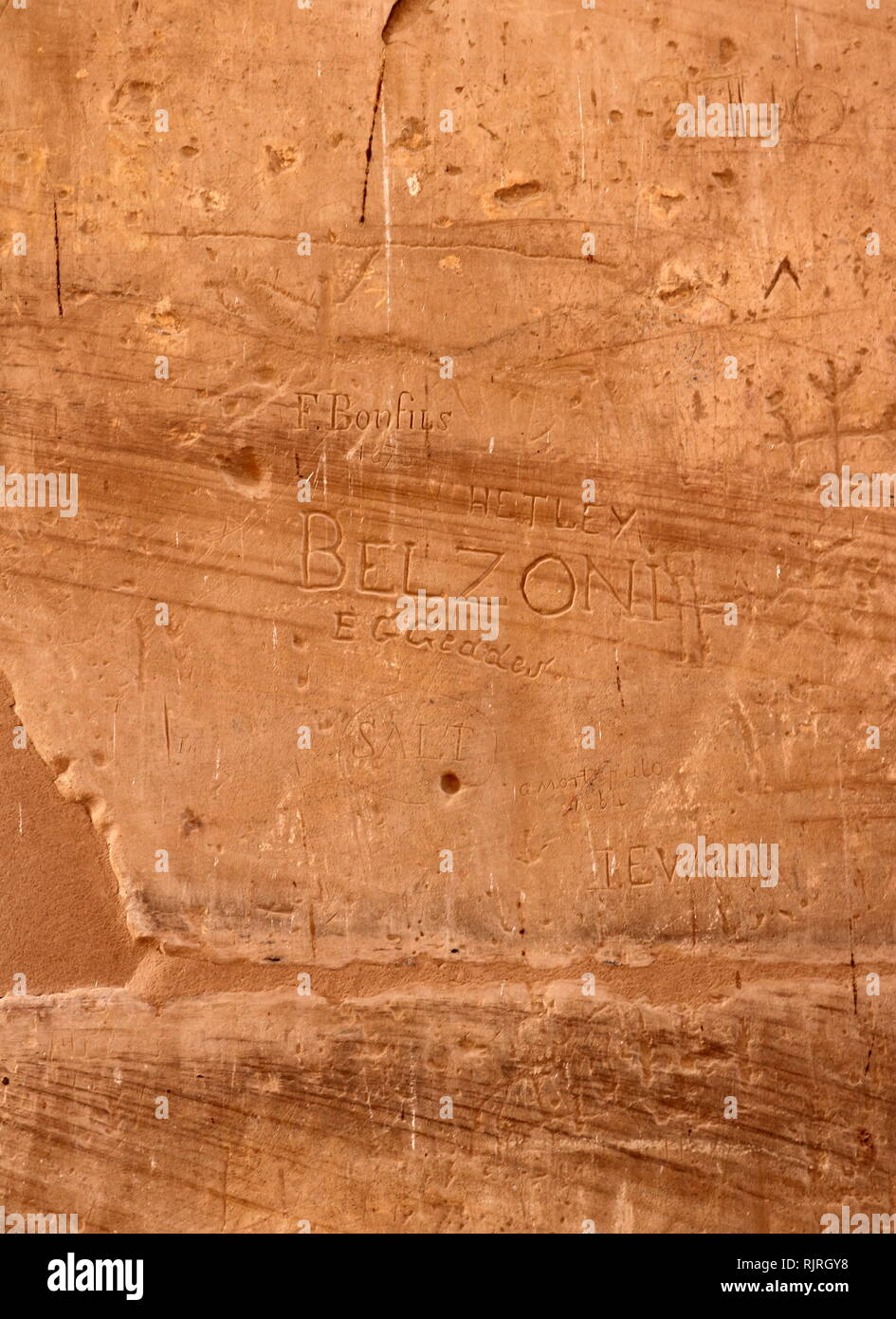 Nome intagliato di Giovanni Battista Belzoni (1778-1823), Italiano esplorare durante il suo 1812 visita alla Ramasseum memorial temple (o tempio mortuario) del faraone Ramses II (c. 1303 BC - 1213 BC). Situato nella necropoli tebana in Alto Egitto, attraverso il fiume Nilo dalla moderna città di Luxor. Foto Stock