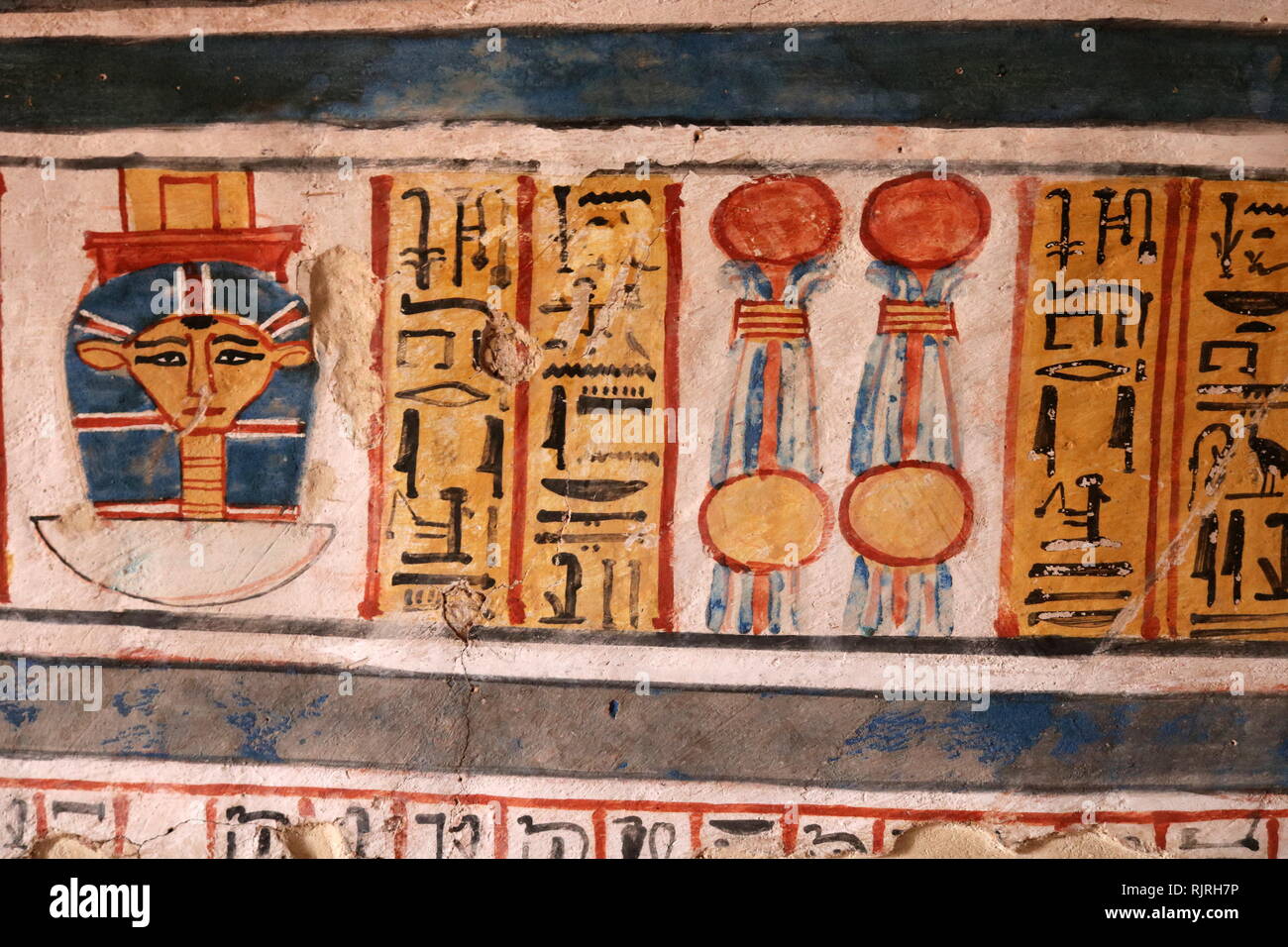 Pittura murale all'interno della tomba tebana di Roy (TT255), nell' Dra Abu el-Naga'. Esso fa parte della necropoli tebana, situato sulla sponda occidentale del Nilo di fronte a Luxor. Il sepolcro è il luogo di sepoltura degli antichi Egiziani ufficiale, Roy, vissuto alla fine del XVIII dinastia, durante il regno del re Horemheb. Roy era uno scriba regale nelle tenute di Horemheb e di Amon. Sua moglie che appare con lui nella tomba dipinti, è denominato Nebtawy, o 'Tawy' Foto Stock