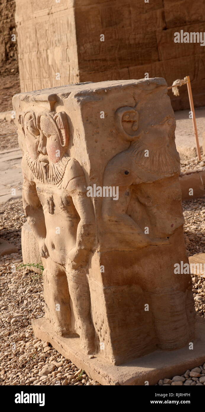 Il dio Bes, raffigurato su un rilievo a Dendera tempio complesso che contiene il tempio di Hathor. I secolo A.C. Foto Stock
