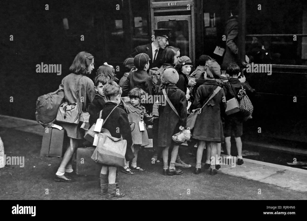 La evacuazione dei bambini per la campagna in treno in Gran Bretagna durante la Seconda Guerra Mondiale. Progettati per proteggere le persone e soprattutto dei bambini dai rischi associati con i bombardamenti aerei delle città spostandoli in aree pensato per essere meno a rischio Foto Stock